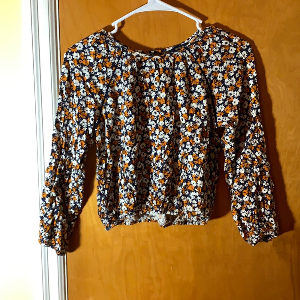 Flowery cropped long sleeve shirt
